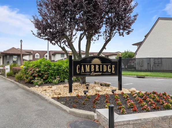 14 Cambridge Drive W, Copiague, NY 11726