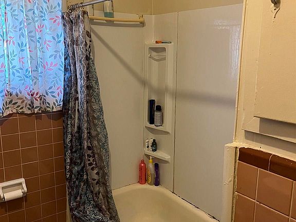 3rd image of 1505 W Lakeview Ave #A/b
