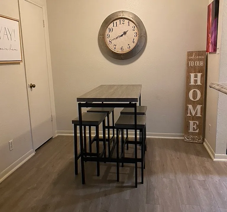 Breakfast/dining area