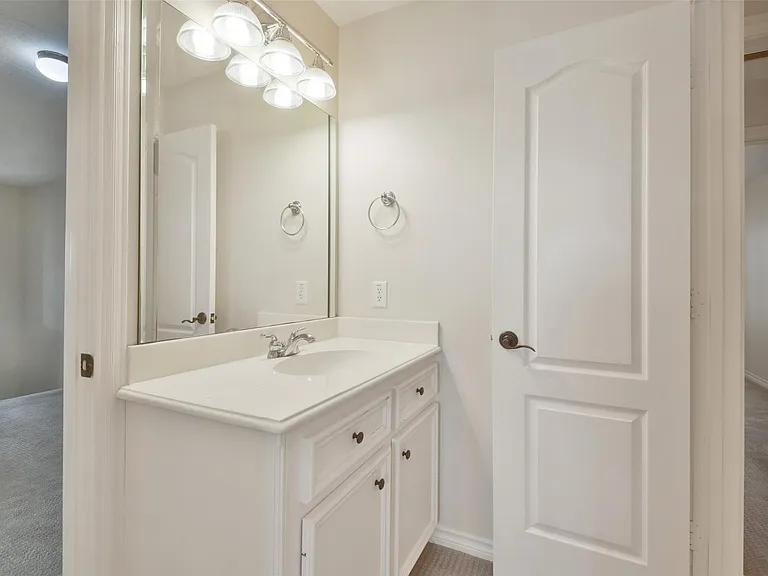 8114 Hideaway Lake Cir — Photo 32