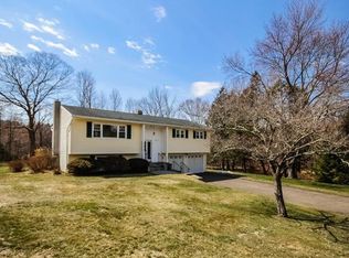 10 Curry Dr, Newtown, CT 06470