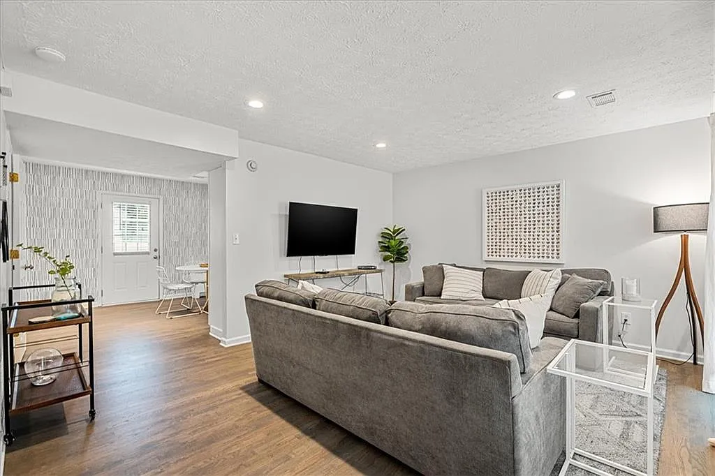 2 bed, 1.5 bath, 2240 sqft, $2,100 — Photo 2