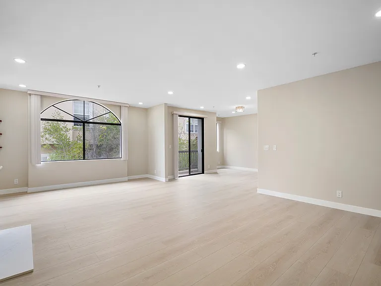 1114 Campbell St #206 — Photo 2