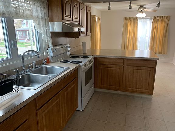 5th image of 212 N Elm St