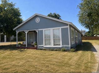 504 E Hondo Ave, Devine, TX 78016