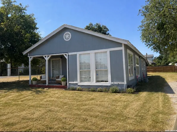 504 E Hondo, Devine, TX 78016