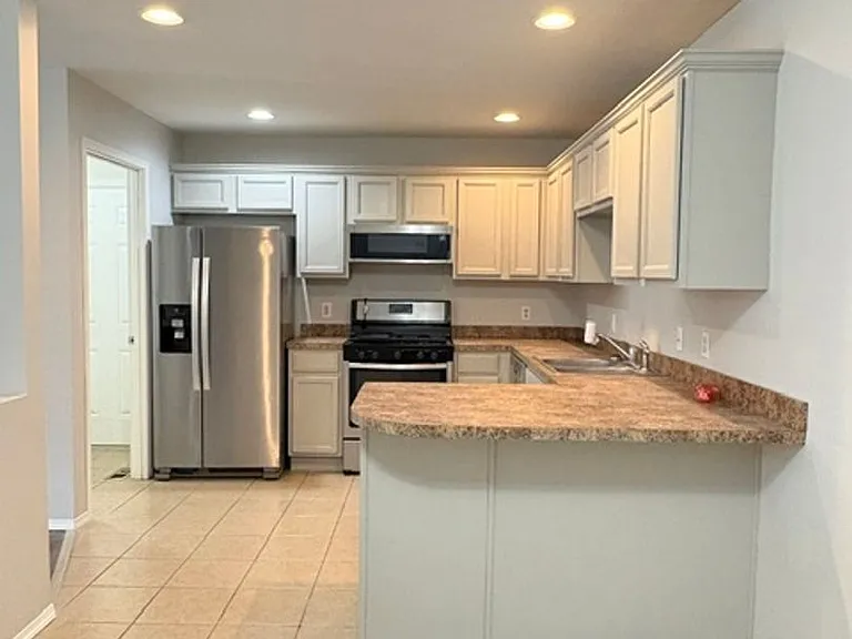 2202 W Jonquil Ln — Photo 5