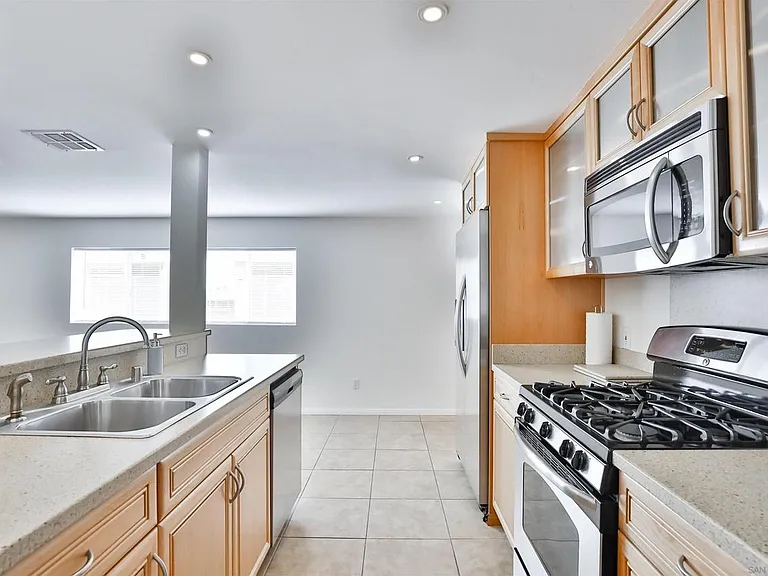 1628 Helix St — Photo 20