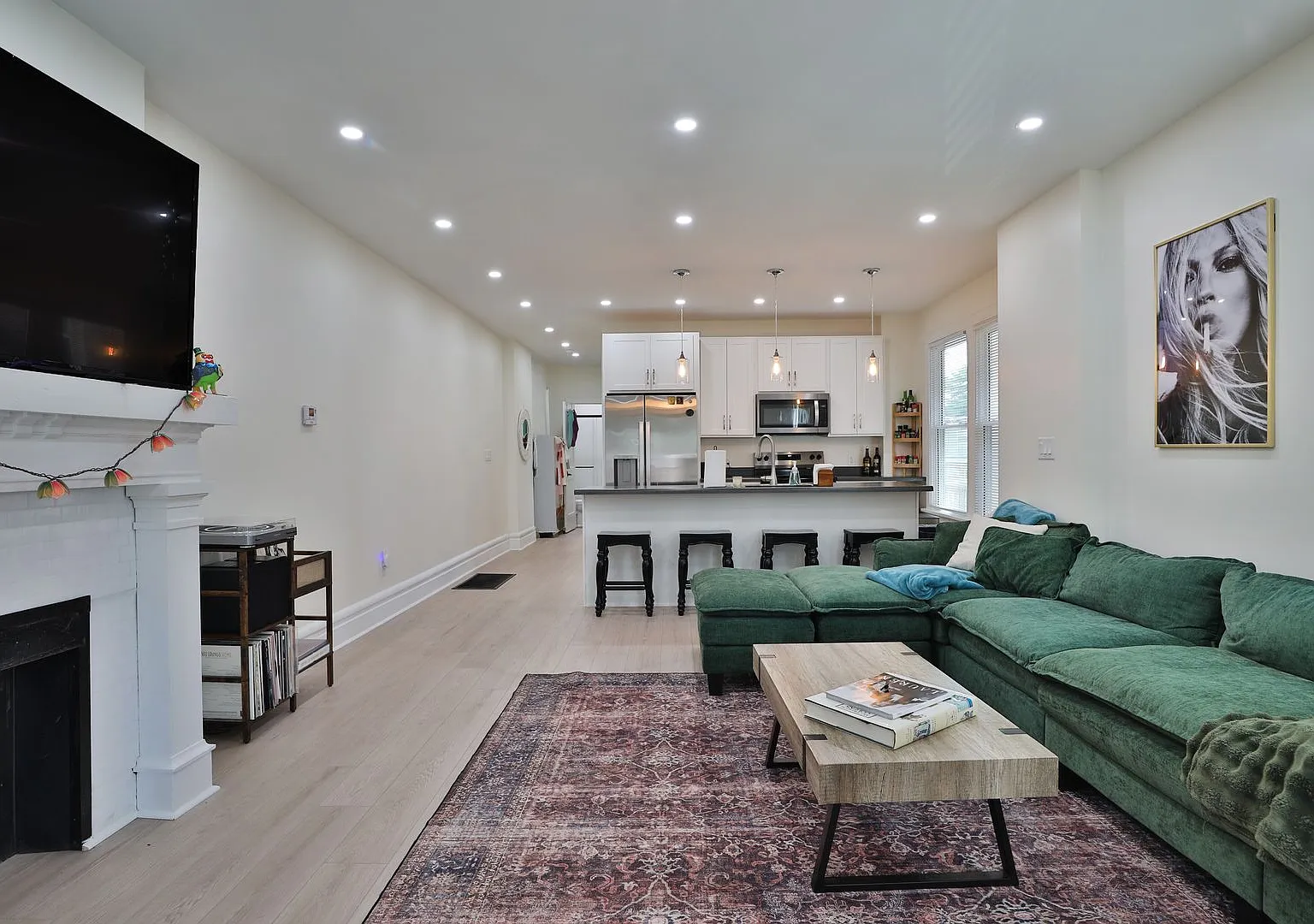 Ultimate 6-Bedroom House with Modern Kitchen, Baths & Private Parking! — Photo 3