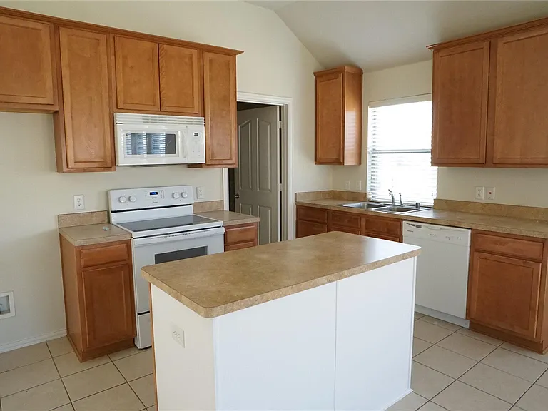 2409 Deerwood Dr — Photo 5