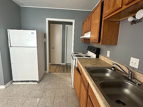 4th image of 901 E 11th St