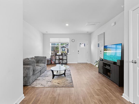 5th image of 410 Broad Elm Way