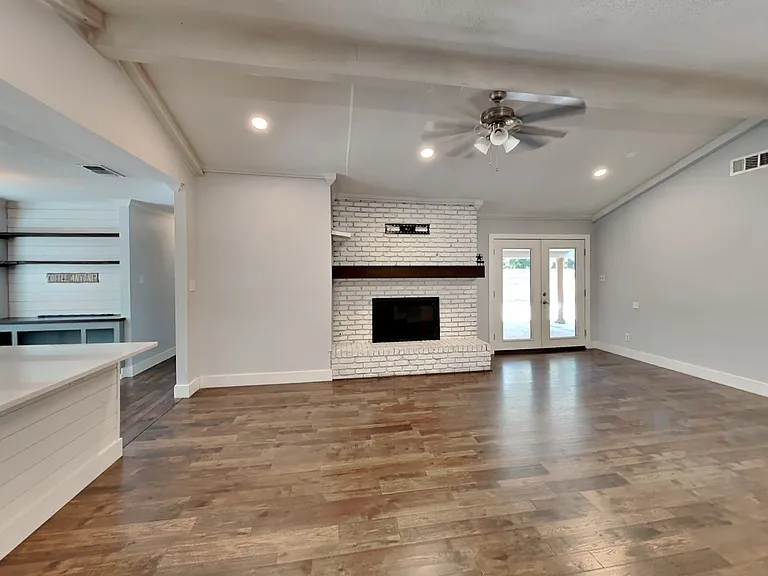 3704 Astoria Dr — Photo 4
