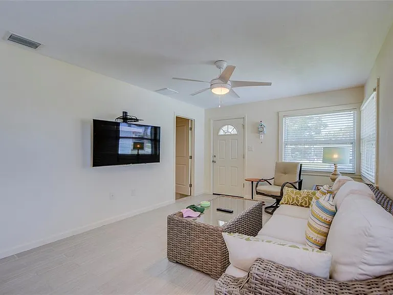 3200 W De Bazan Ave — Photo 32