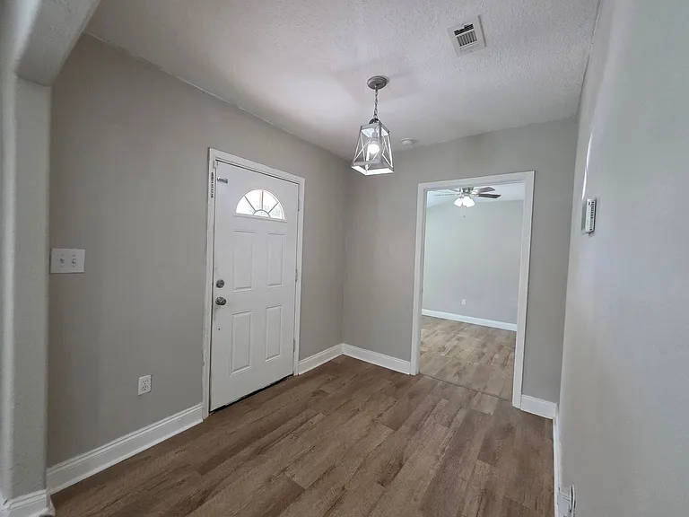 109 Reed Rd — Photo 2