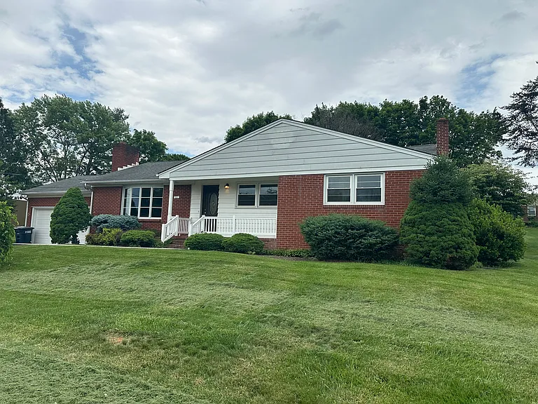 561 Broadview Dr — Photo 1