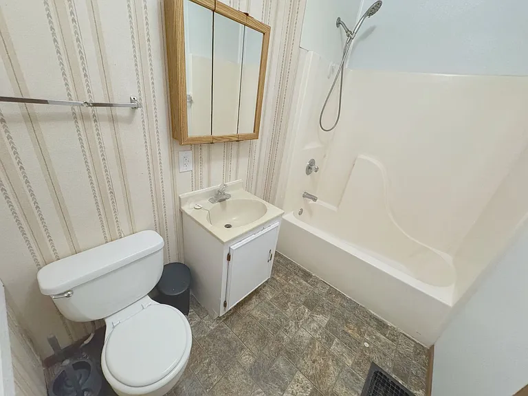 416 Grover St — Photo 20