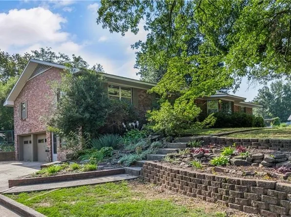 311 N Summit St, Prairie Grove, AR 72753