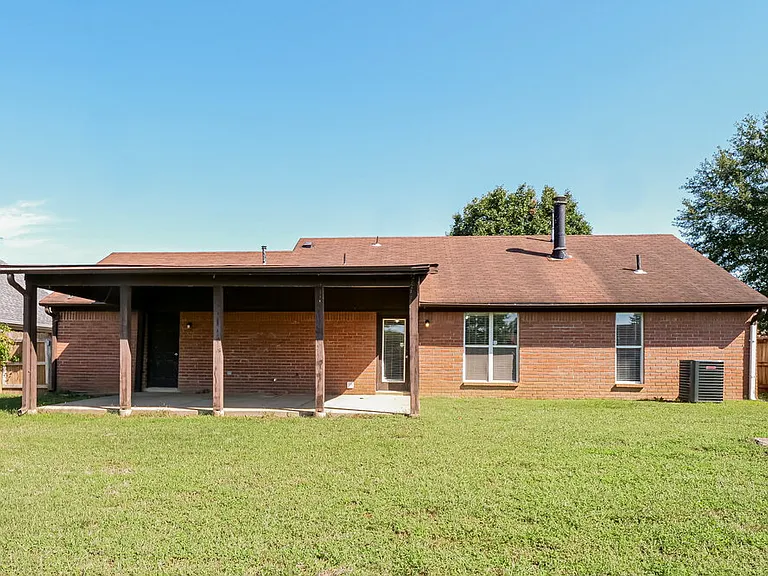6935 Amanda Dr N — Photo 15