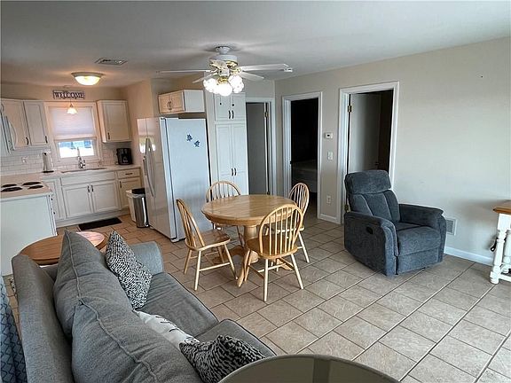 3rd image of 6 Harbor Dr #B