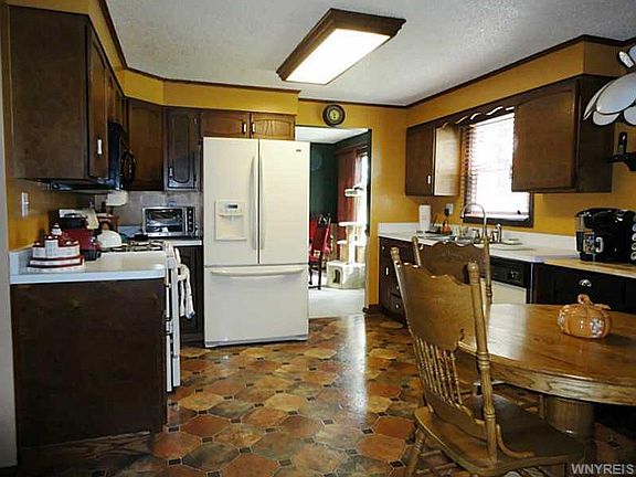 4th image of 19 Joann Dr