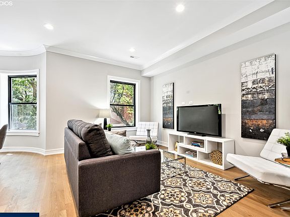3rd image of 2244 N Kenmore Ave APT 1-S