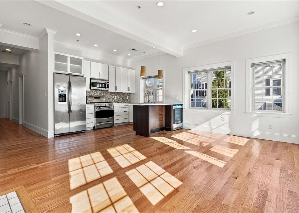 1st image of 823 E 6th St #3