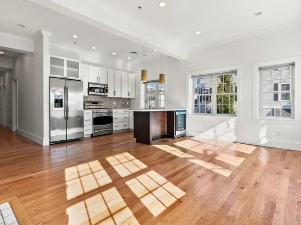 823 E 6th St #3, South Boston, MA 02127