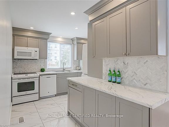 5th image of 54 Duncombe Dr