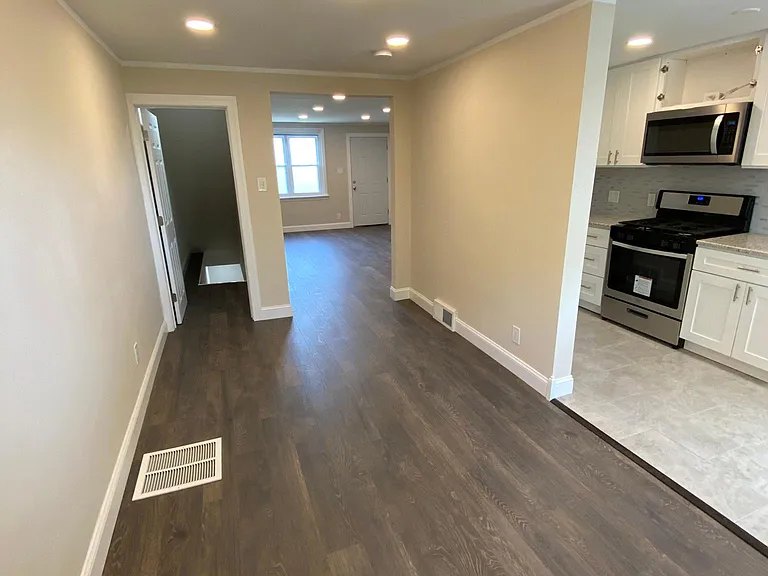 216 W Washington Ave — Photo 4