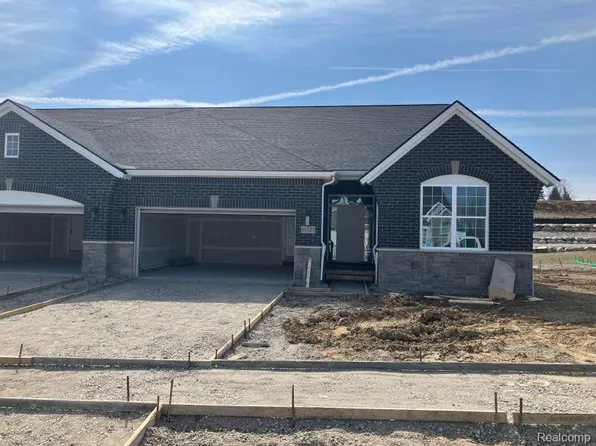 61627 Empire Rd, South Lyon, MI 48178