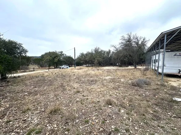 557 Squirrel Bnd, Uvalde, TX 78801