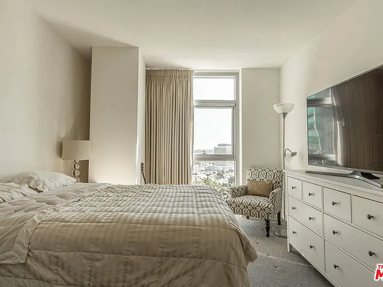 13700 Marina Pointe Dr #1431 — Photo 20