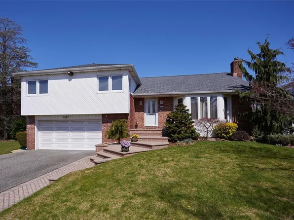 1517 Andrews Ln, East Meadow, NY 11554
