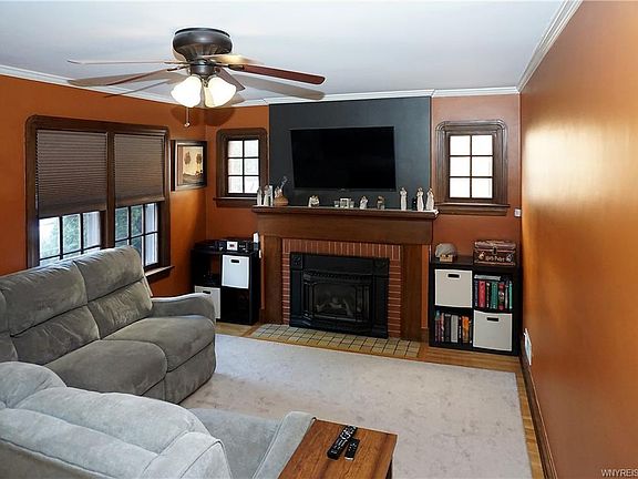 4th image of 32 Bissell Dr