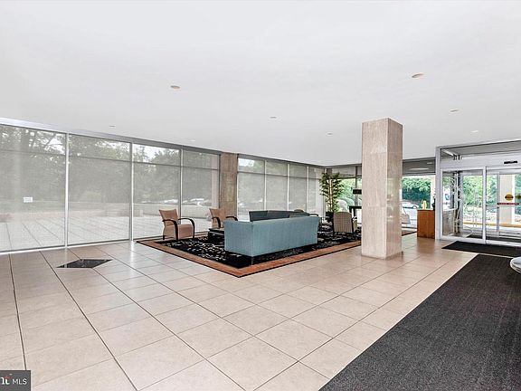 3rd image of 10401 Grosvenor Pl APT 512