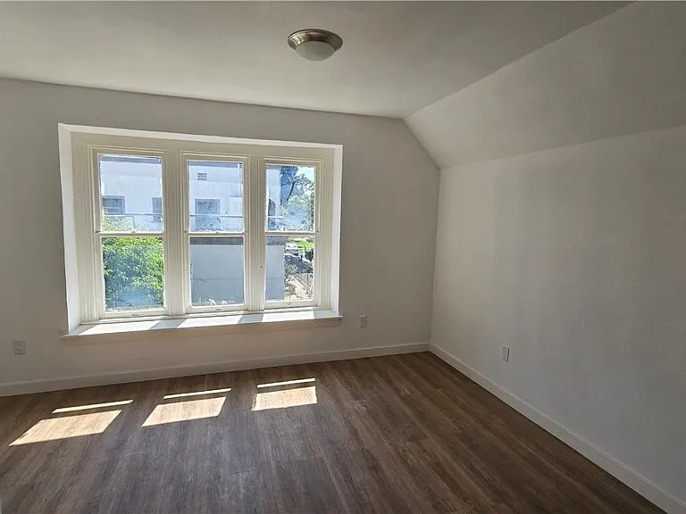 975 N Park Cir #B — Photo 4