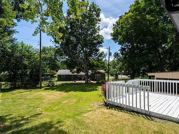 5th image of 15 Kingswood Dr