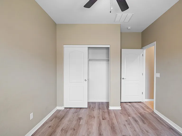 906 E Del Rio St — Photo 16