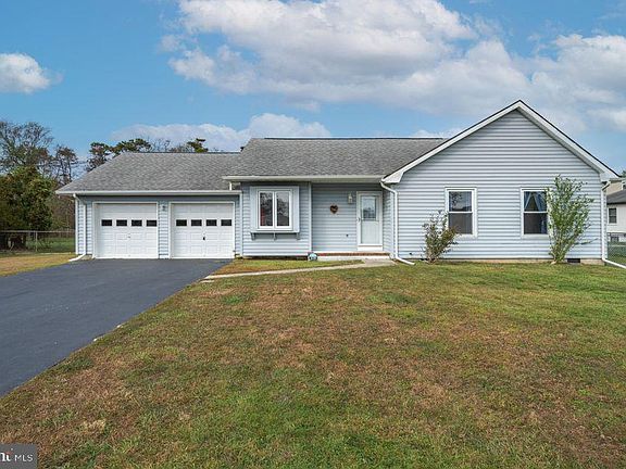 2nd image of 838 E Hickory Dr