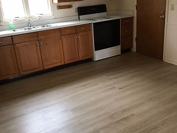 Eat-in kitchen, new laminate floor
