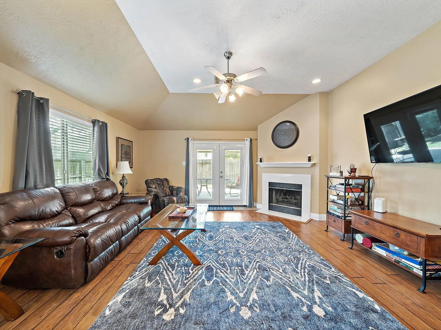 3 bed, 2.0 bath, 1964 sqft, $2,100 — Photo 2