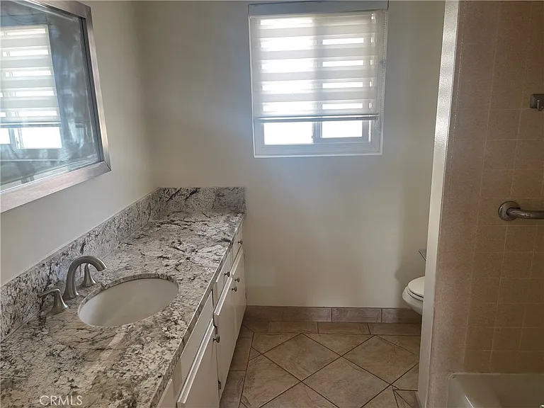 1028 W 8th St #4 — Photo 6