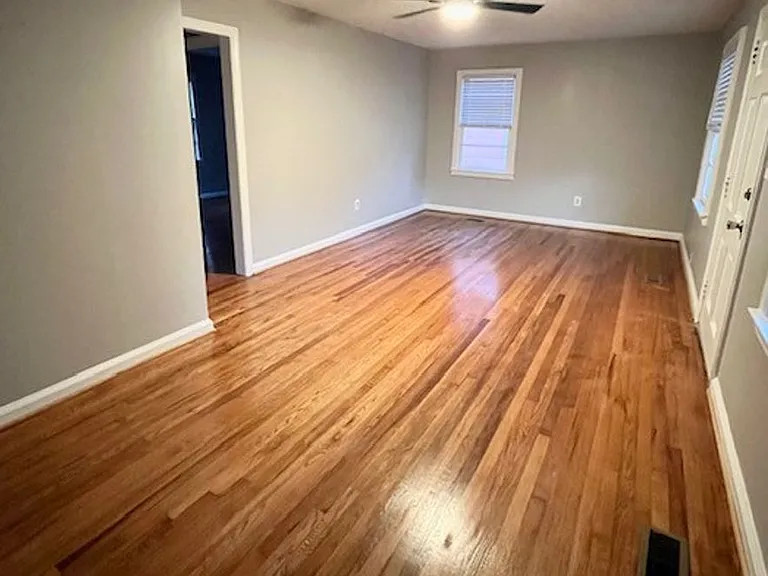 205 Clyde Ave N — Photo 3