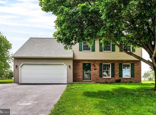 30 Poplar Ln, Mount Wolf, PA 17347