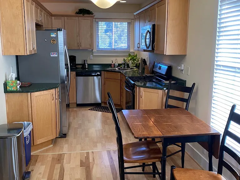 689 Siskiyou Blvd — Photo 4