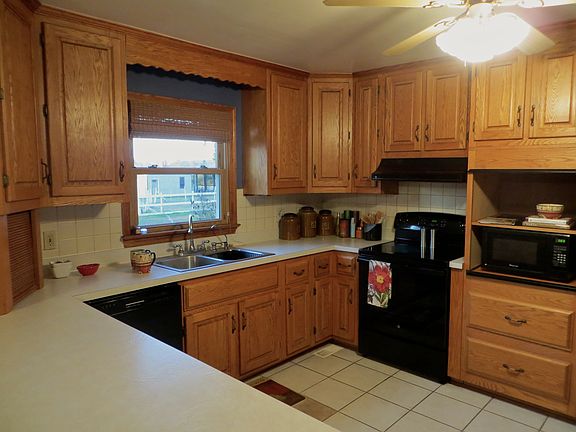 Newer dishwasher & stove