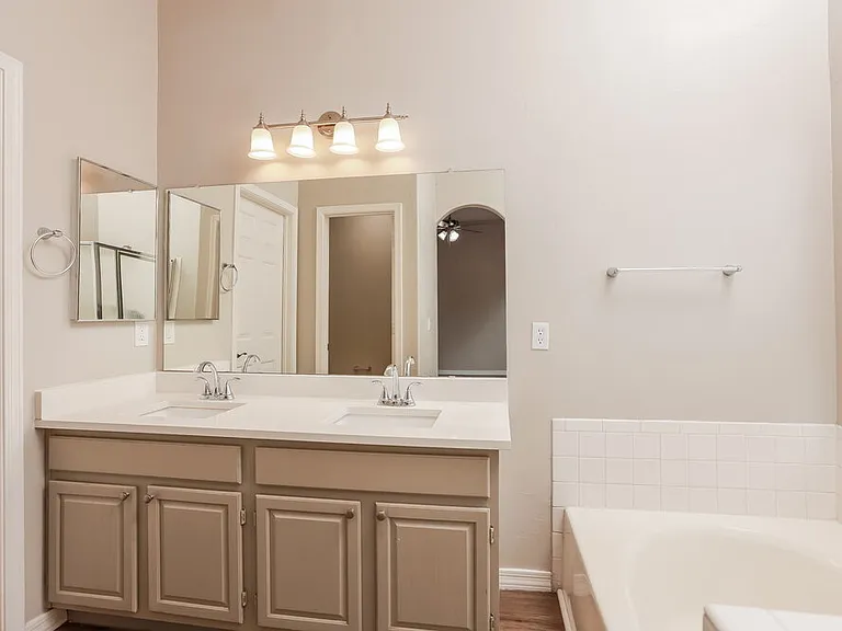 1534 W Churchill Pl — Photo 11