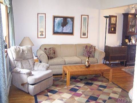 4th image of 543 Roosevelt Ave