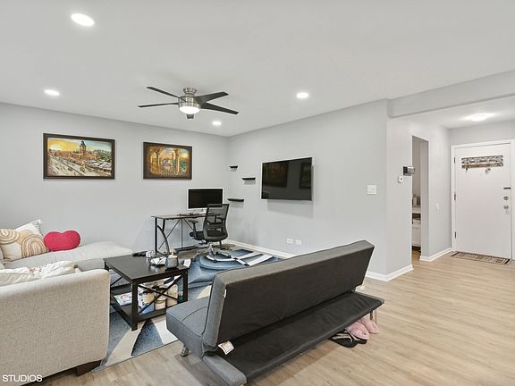 3rd image of 551 Carlysle Dr APT 3